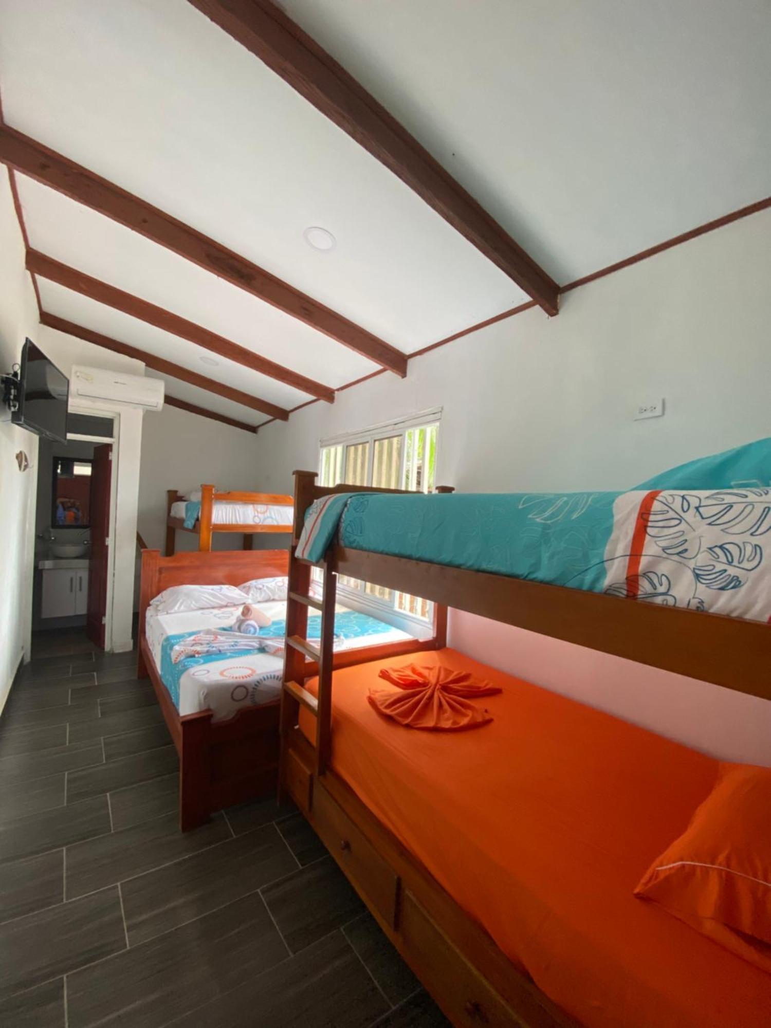 Playa Ladrilleros Acuarios Hostal מראה חיצוני תמונה