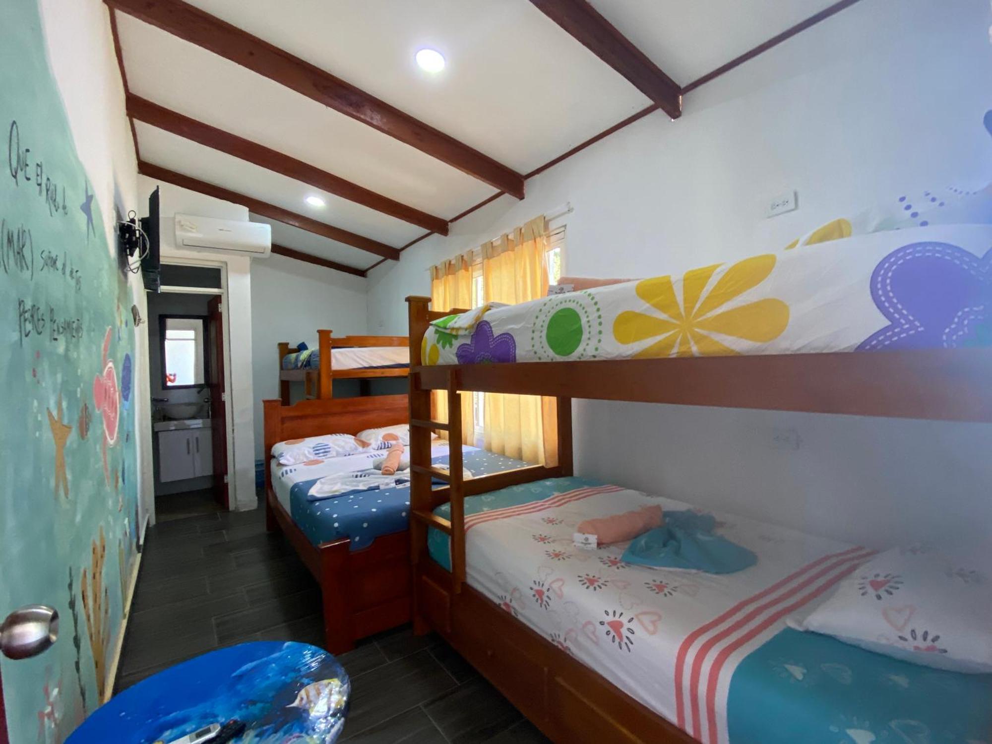 Playa Ladrilleros Acuarios Hostal מראה חיצוני תמונה